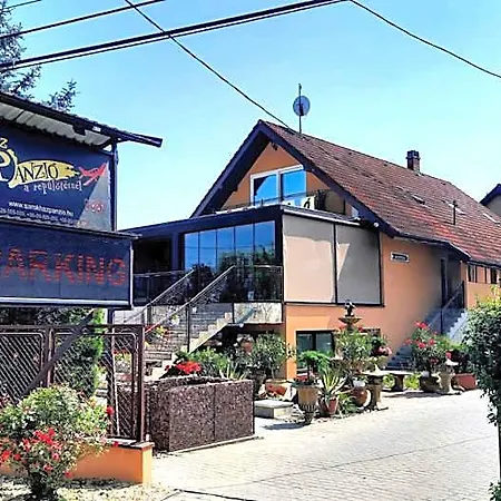 Airport Budapest Sarokhaz Panzio Bed and breakfast