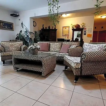 Airport Budapest Sarokhaz Panzio Bed and breakfast 3*